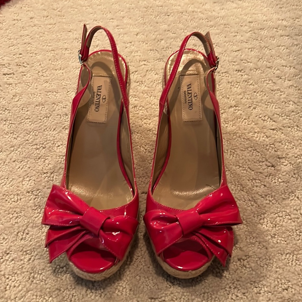 Valentino pink bow patent leather sandals with braided natural heel